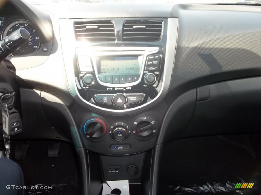 2013 Accent SE 5 Door - Electrolyte Green / Black photo #12