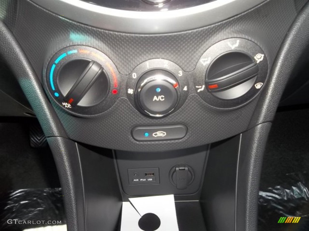 2013 Accent SE 5 Door - Electrolyte Green / Black photo #14