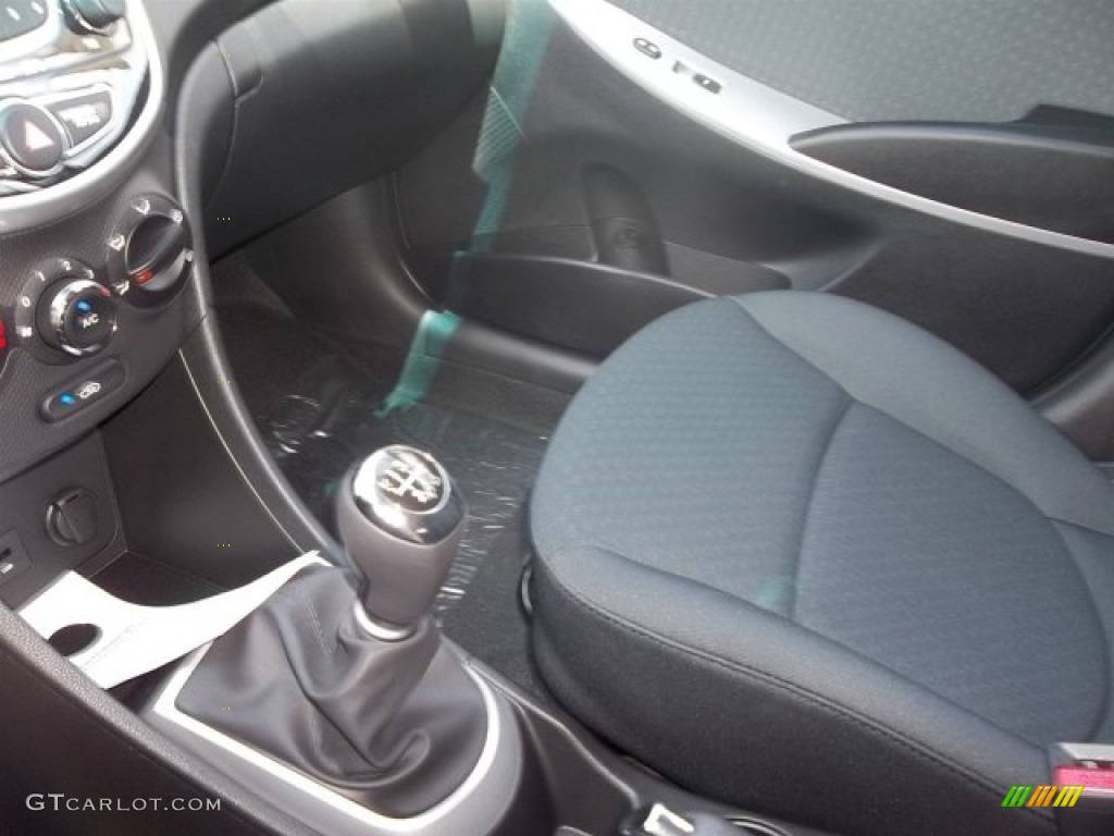 2013 Accent SE 5 Door - Electrolyte Green / Black photo #16