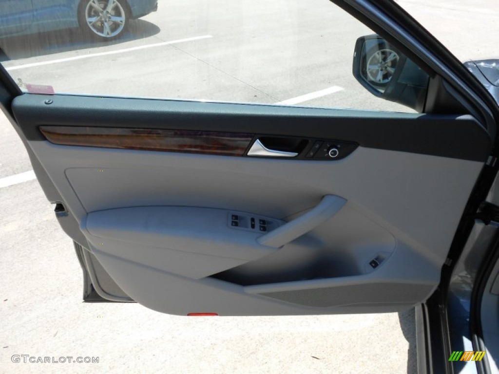 2013 Volkswagen Passat 2.5L SEL Moonrock Gray Door Panel Photo #69378319