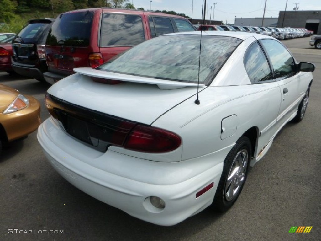 2002 Sunfire SE Coupe - Arctic White / Graphite photo #2