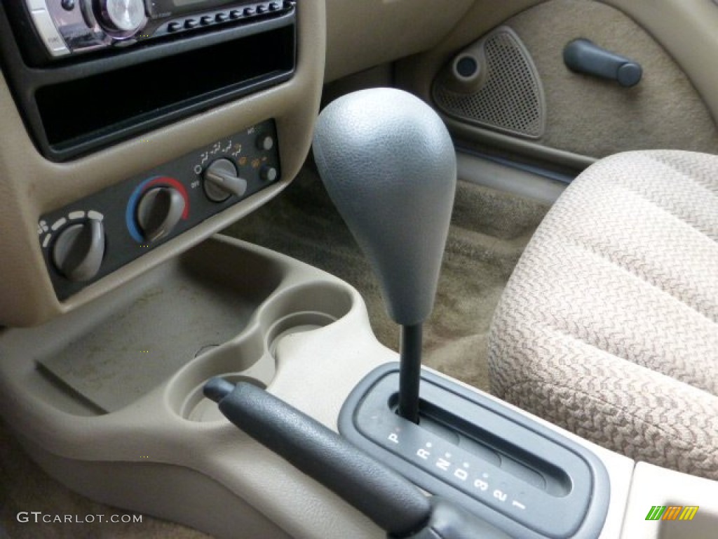 2002 Sunfire SE Coupe - Arctic White / Graphite photo #11