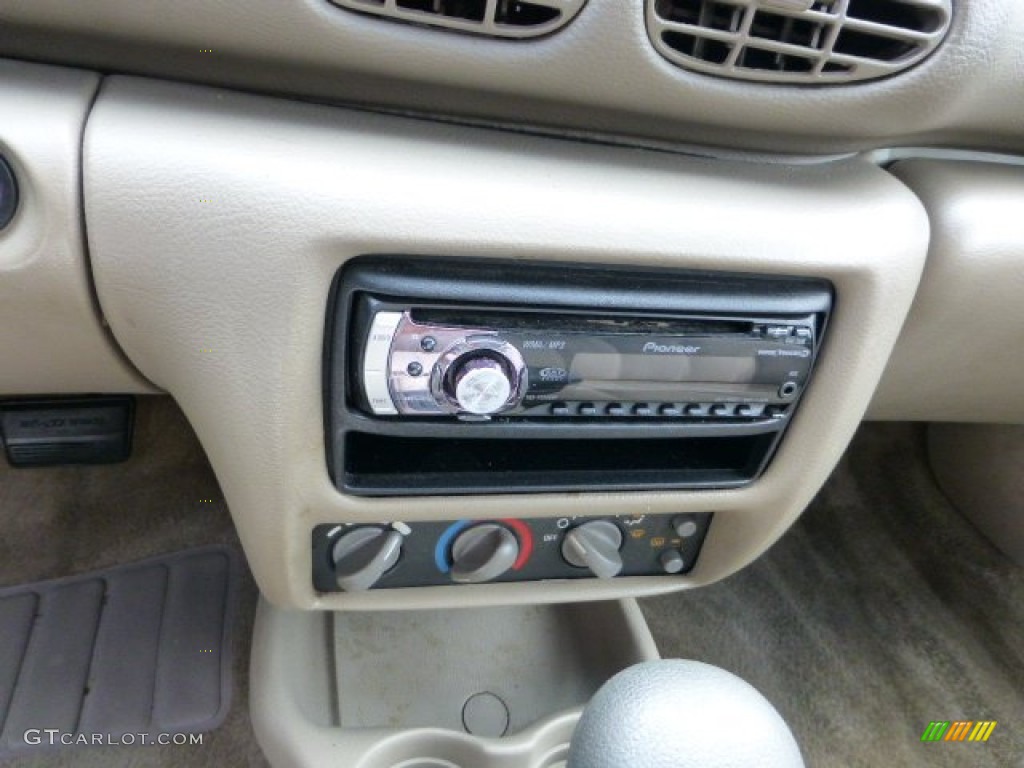 2002 Sunfire SE Coupe - Arctic White / Graphite photo #13