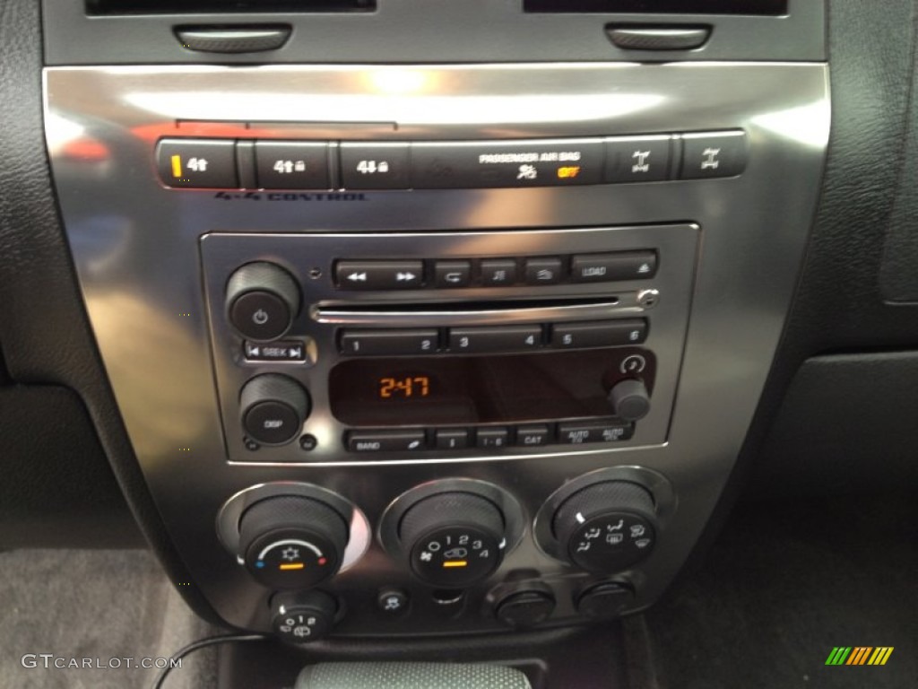 2010 Hummer H3 Standard H3 Model Controls Photo #69386479