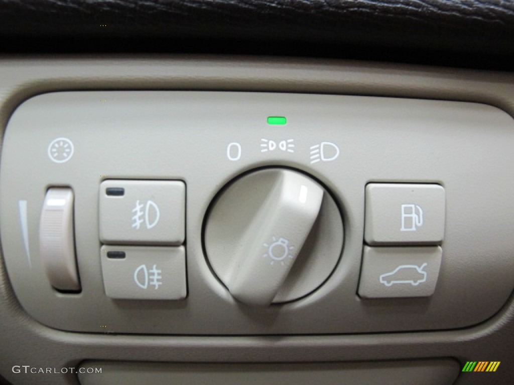 2010 Volvo XC60 3.2 AWD Controls Photo #69387856