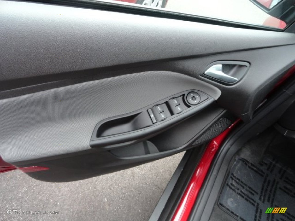 2013 Ford Focus SE Hatchback Controls Photo #69394144