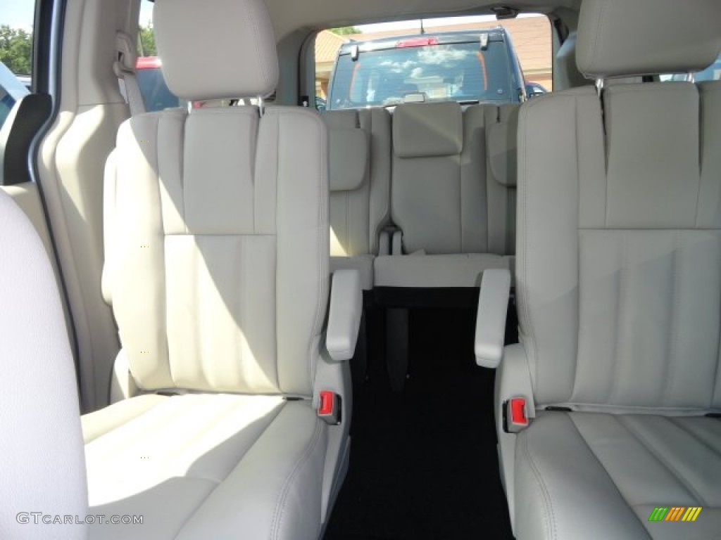 2013 Chrysler Town & Country Touring Rear Seat Photo #69394730