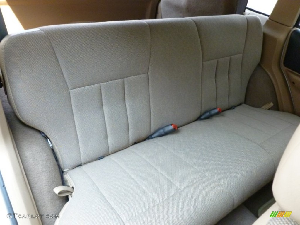 2000 Cherokee Classic - Stone White / Camel Beige photo #14