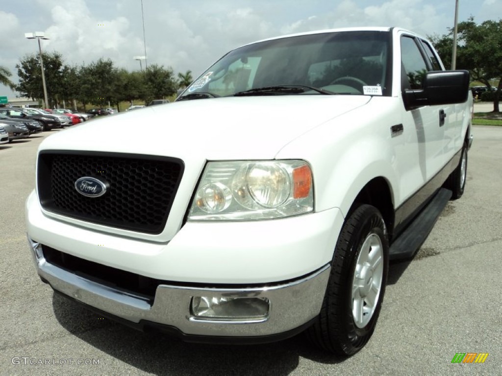 2004 F150 XLT SuperCab - Oxford White / Medium Graphite photo #14
