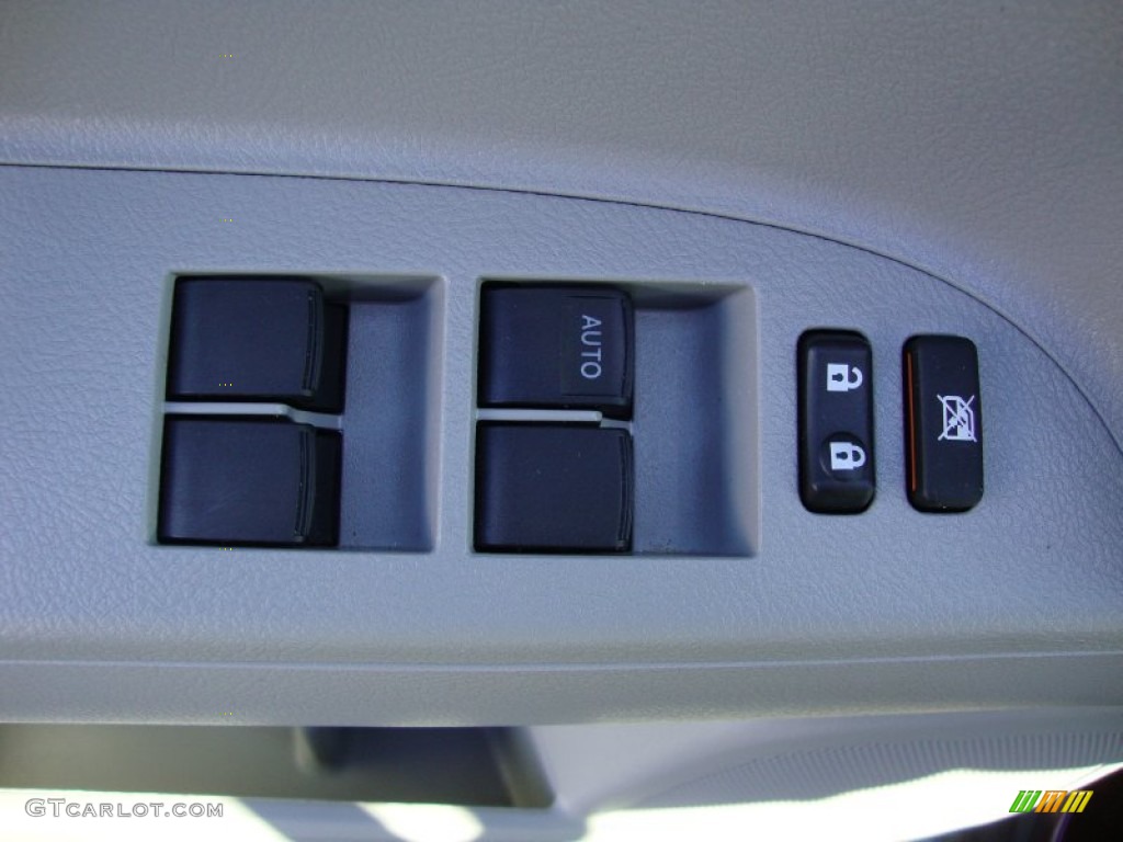 2011 Toyota Highlander V6 4WD Controls Photo #69418228