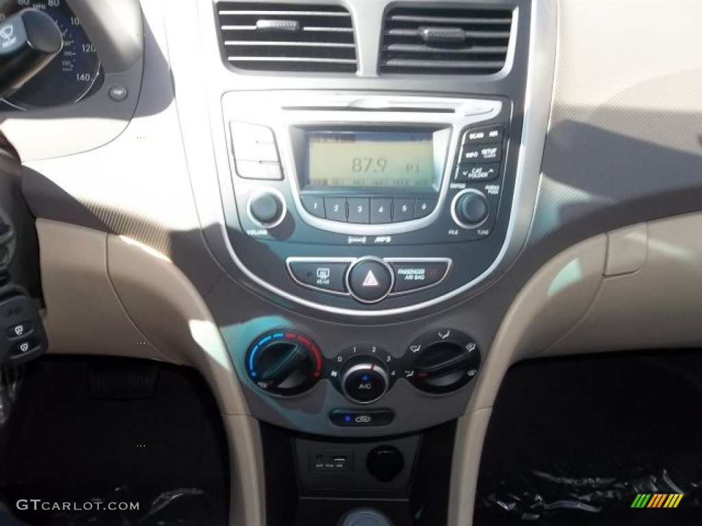 2013 Hyundai Accent GLS 4 Door Controls Photo #69419386