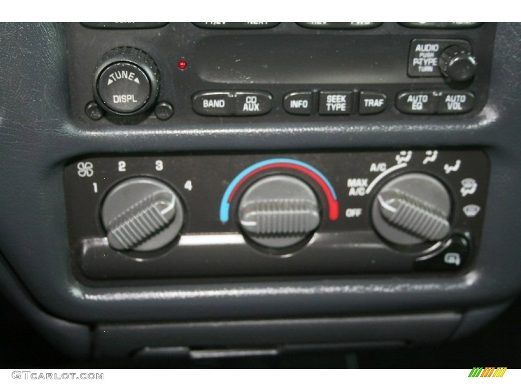 2004 GMC Sonoma SLS Crew Cab 4x4 Controls Photo #69424600