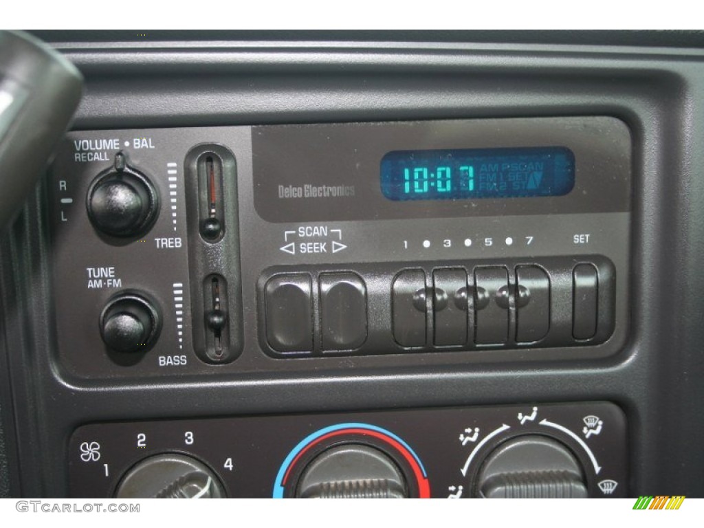 2001 Chevrolet Silverado 1500 LS Regular Cab Audio System Photos