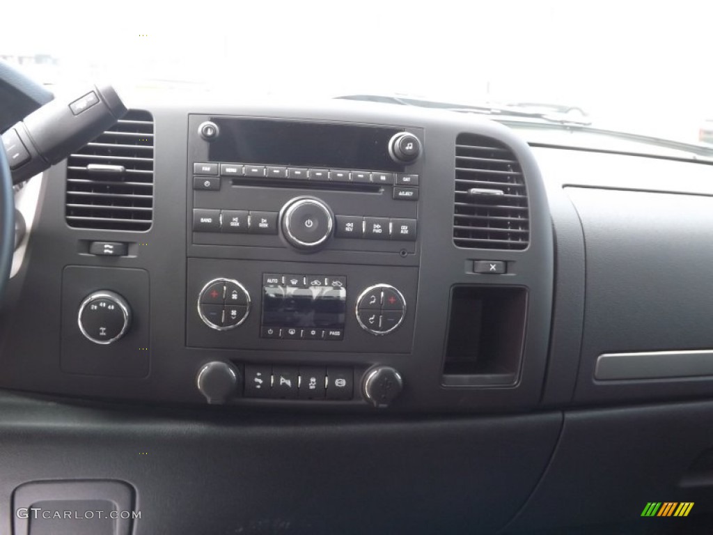 2013 GMC Sierra 2500HD SLE Crew Cab 4x4 Controls Photo #69436555