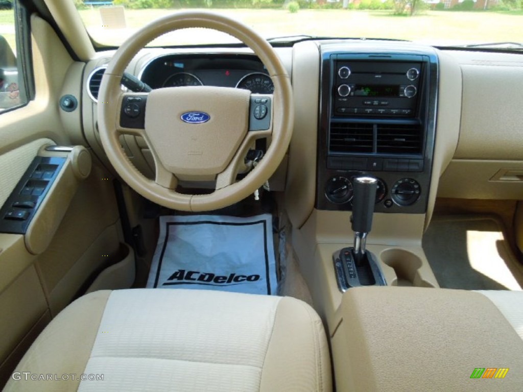 2010 Explorer XLT - Torch Red / Camel photo #16