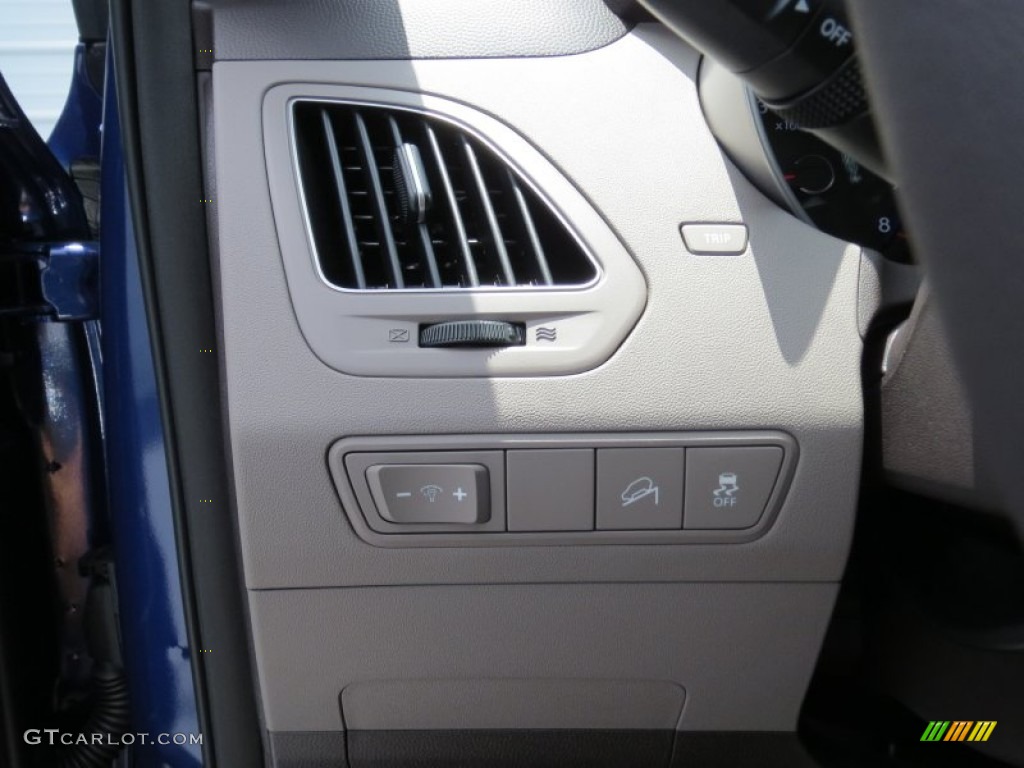 2013 Hyundai Tucson Limited Controls Photo #69455140