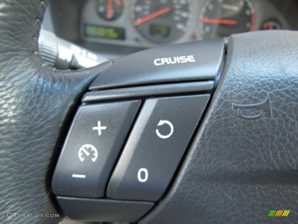 2003 Volvo S60 2.4 Controls Photo #69457555