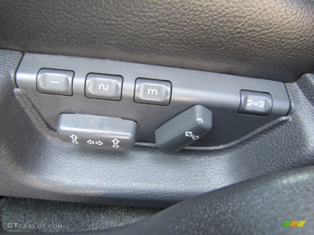 2003 Volvo S60 2.4 Controls Photo #69457567