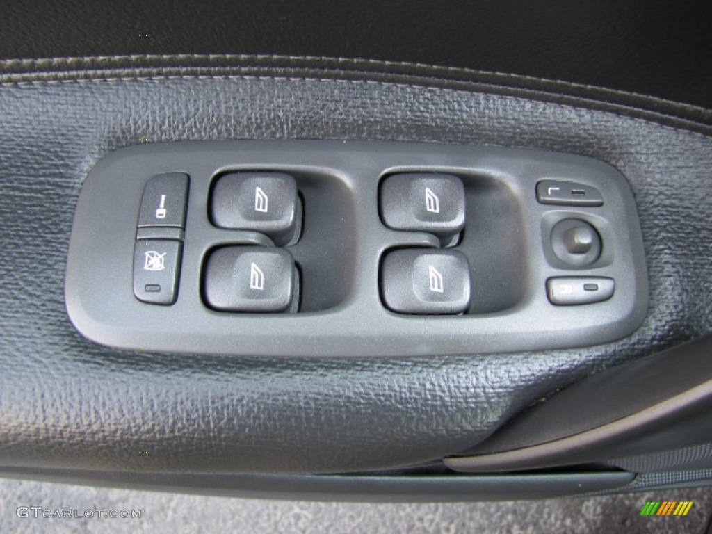 2003 Volvo S60 2.4 Controls Photo #69457573