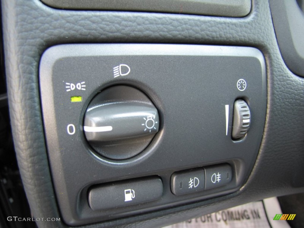 2003 Volvo S60 2.4 Controls Photo #69457579