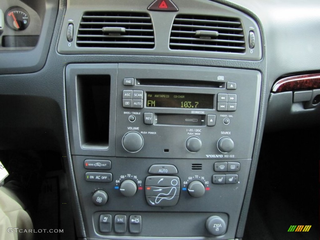 2003 Volvo S60 2.4 Controls Photo #69457591