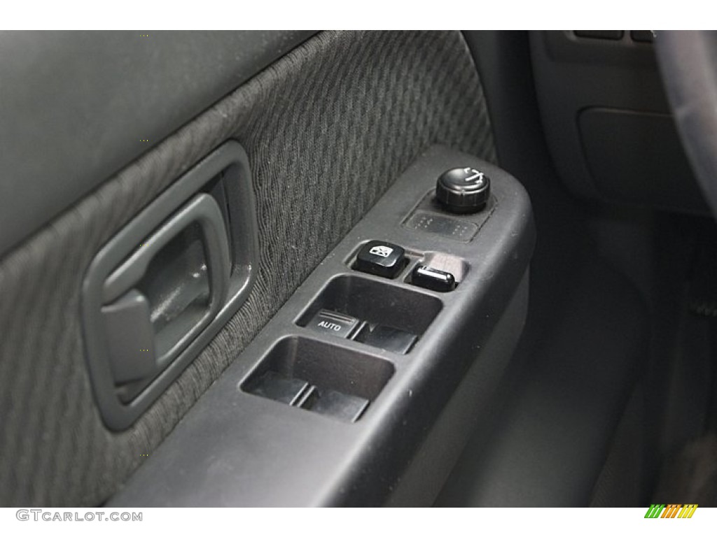 2002 Nissan Xterra XE V6 Controls Photo #69467056