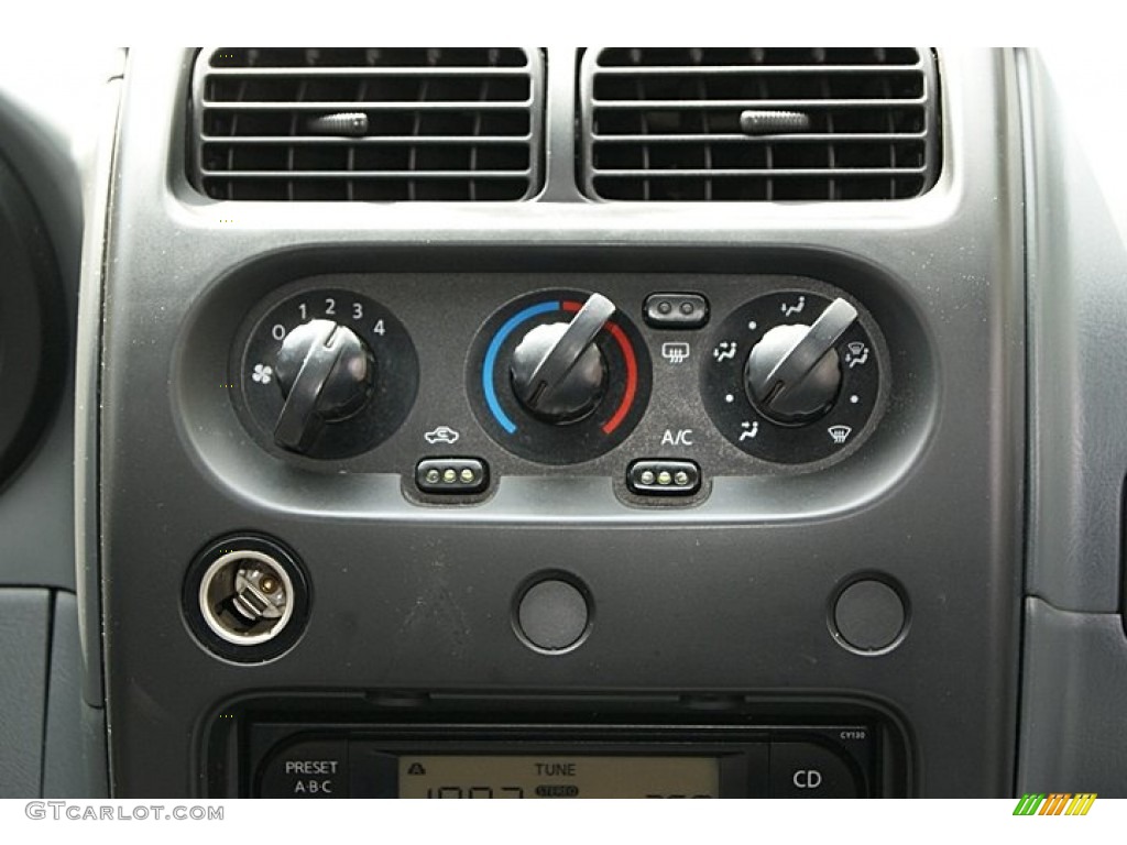 2002 Nissan Xterra XE V6 Controls Photos