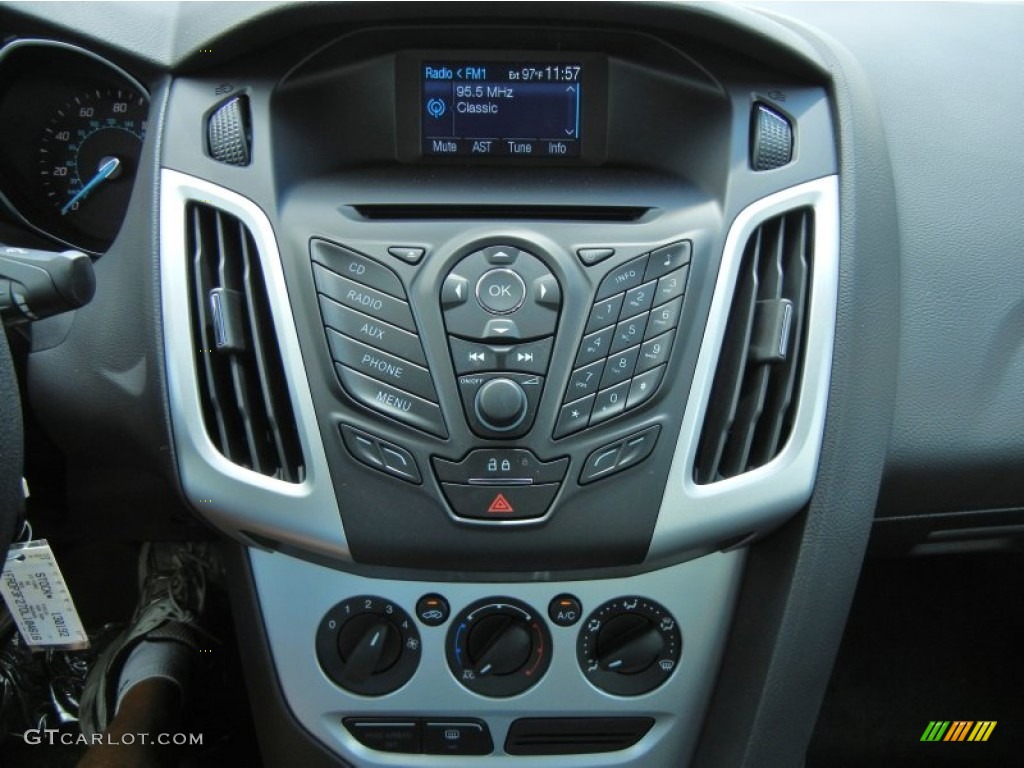 2013 Focus SE Sedan - Ruby Red / Charcoal Black photo #9