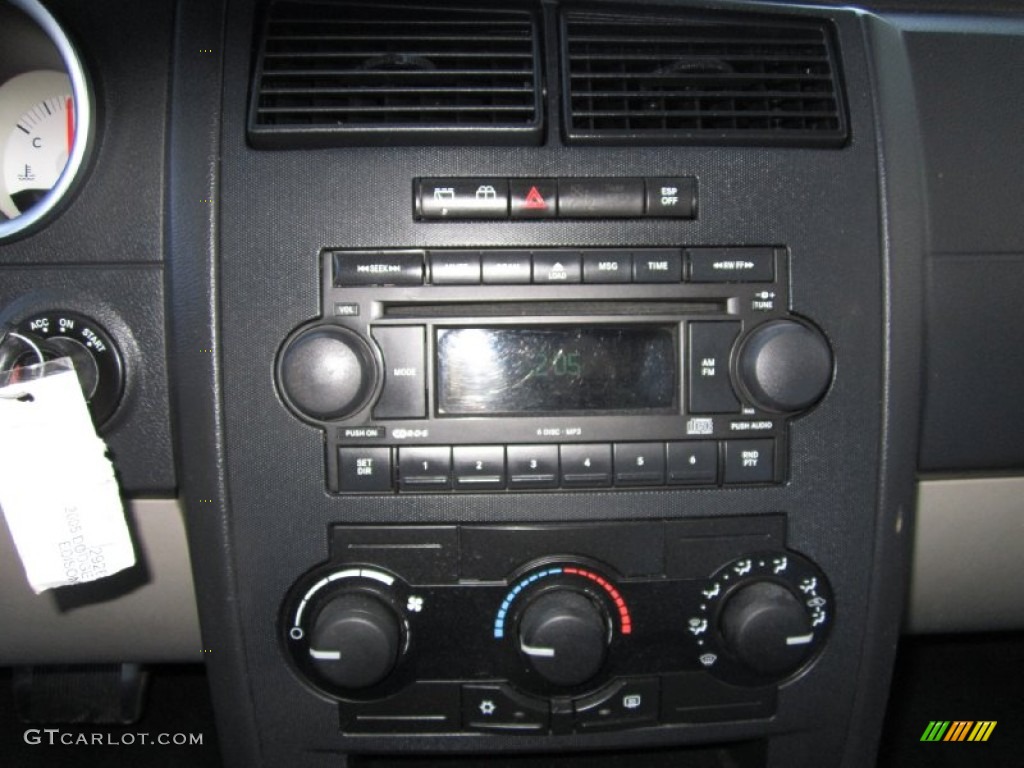 2005 Dodge Magnum SXT Controls Photo #69488851