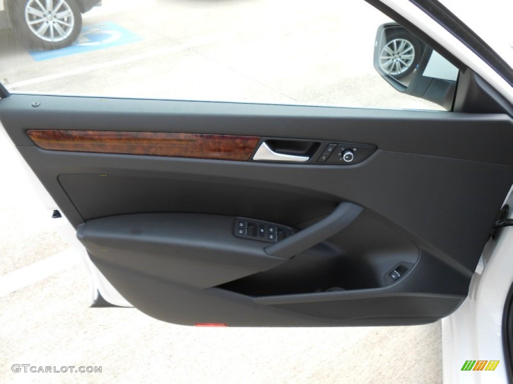 2013 Volkswagen Passat 2.5L SEL Titan Black Door Panel Photo #69492961