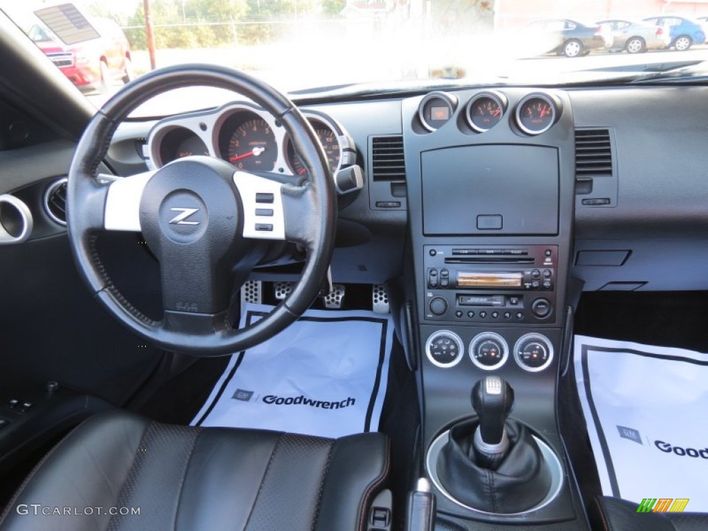 2004 350Z Touring Roadster - Super Black / Charcoal photo #16