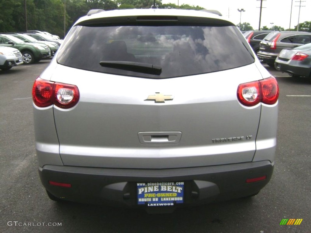 2010 Traverse LT - Silver Ice Metallic / Dark Gray/Light Gray photo #5