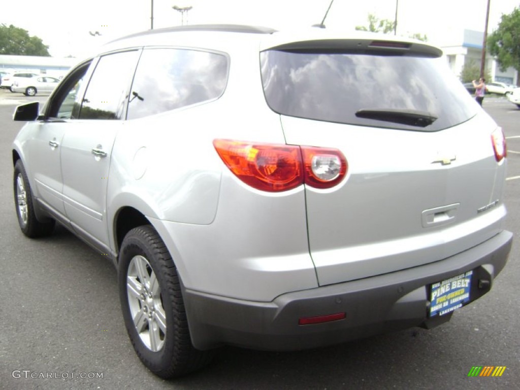 2010 Traverse LT - Silver Ice Metallic / Dark Gray/Light Gray photo #6