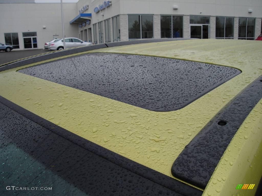 2004 VUE Red Line AWD - Electric Lime / Tan photo #10