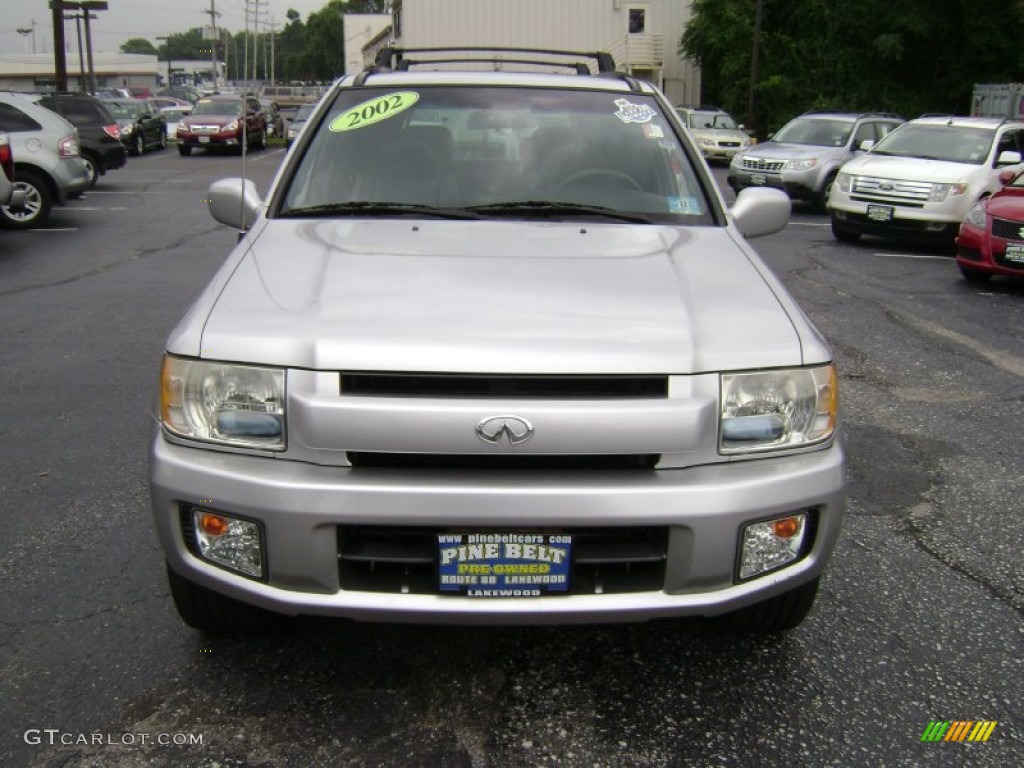 2002 QX4 4x4 - Brilliant Silver Metallic / Graphite photo #2