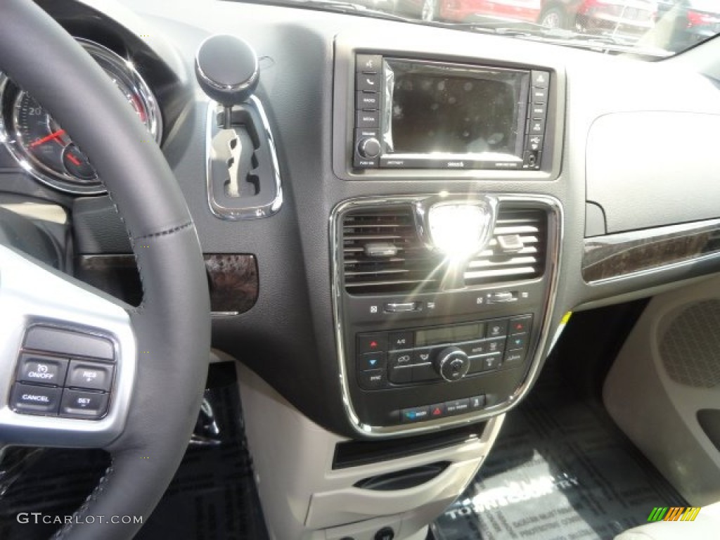 2013 Town & Country Touring - Brilliant Black Crystal Pearl / Black/Light Graystone photo #8