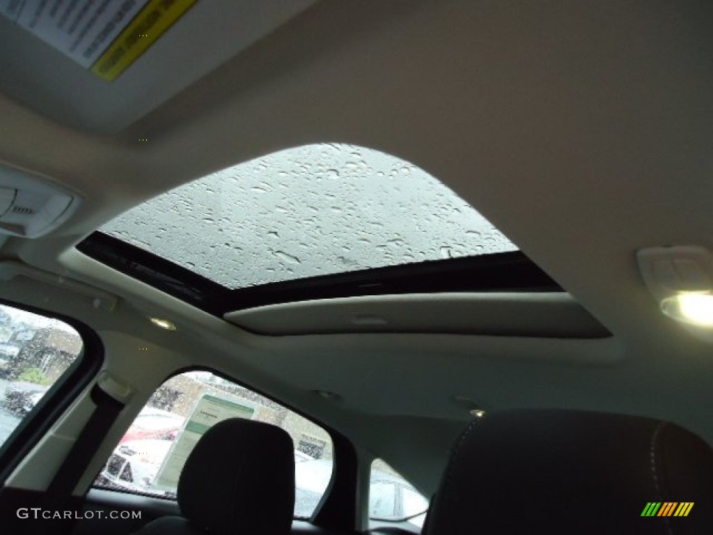 2013 Ford Focus SE Hatchback Sunroof Photo #69530856