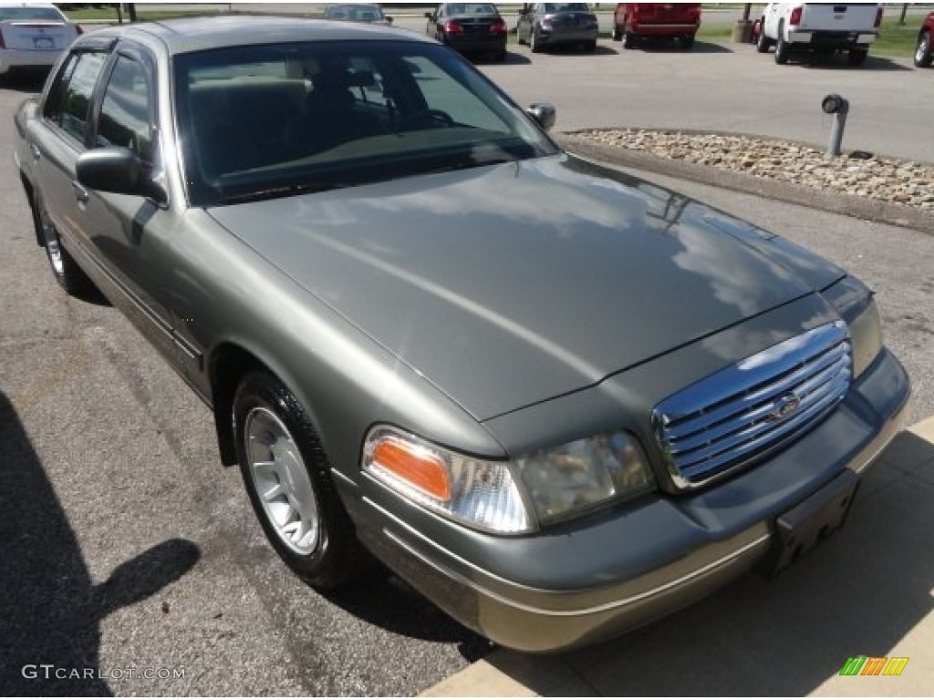 2002 Crown Victoria  - Spruce Green Metallic / Medium Parchment photo #2