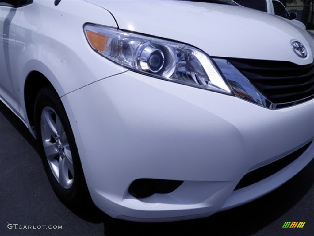 2011 Sienna LE - Super White / Light Gray photo #2