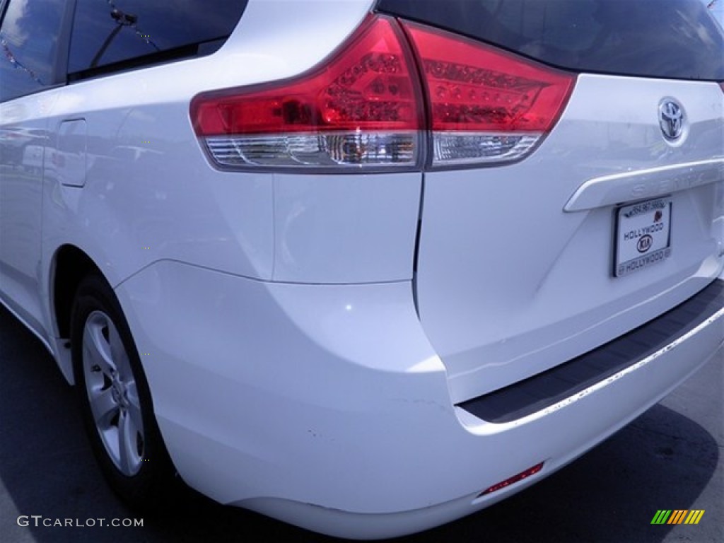 2011 Sienna LE - Super White / Light Gray photo #12