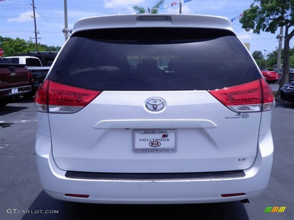 2011 Sienna LE - Super White / Light Gray photo #14