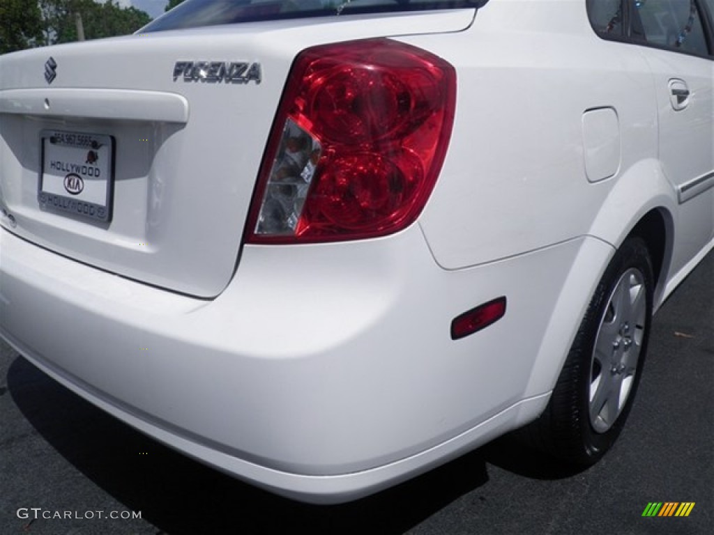2004 Forenza S - Absolute White / Gray photo #17