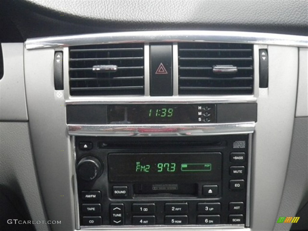 2004 Forenza S - Absolute White / Gray photo #35
