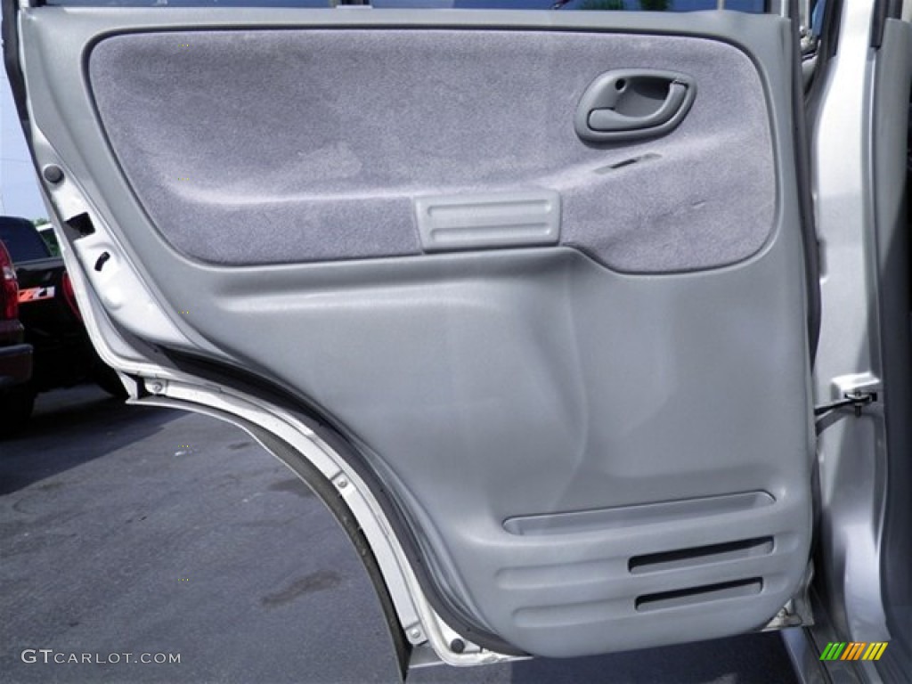 2004 Suzuki Grand Vitara LX Gray Door Panel Photo #69565488