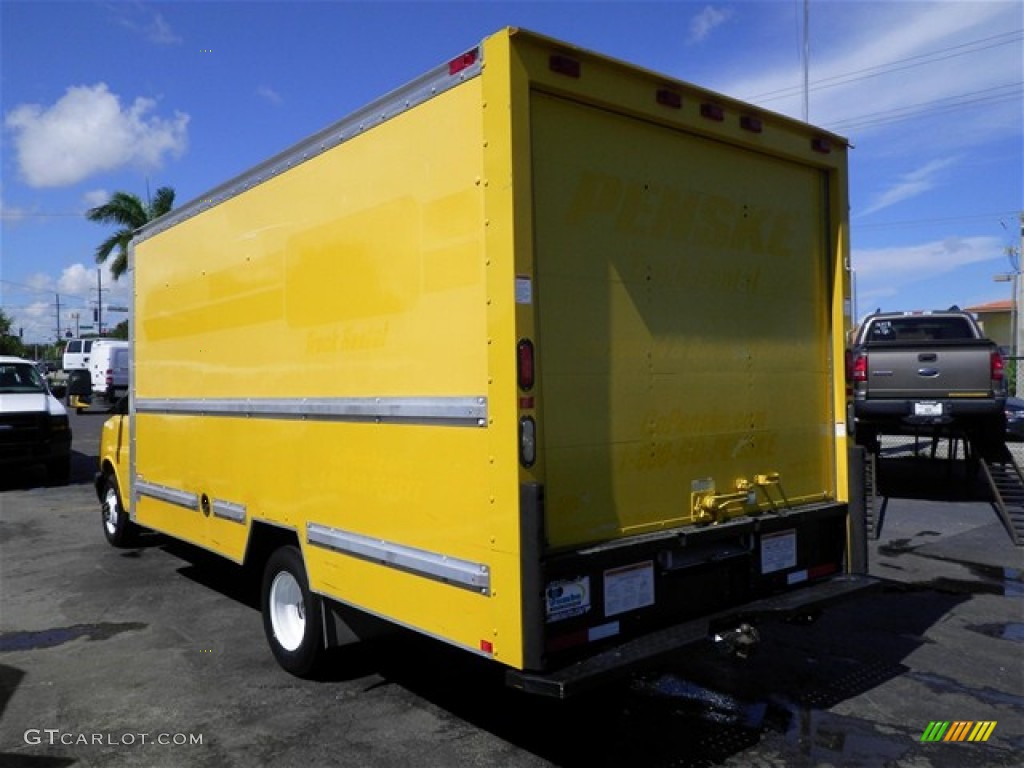 2009 Savana Cutaway 3500 Commercial Moving Truck - Yellow / Medium Pewter photo #10