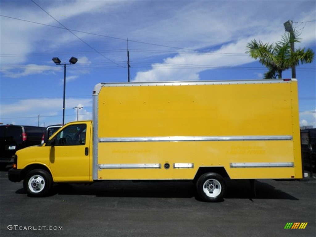 2009 Savana Cutaway 3500 Commercial Moving Truck - Yellow / Medium Pewter photo #9