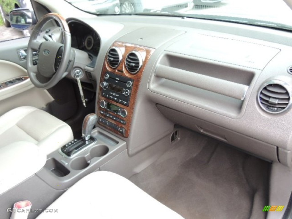 2008 Ford Taurus X Limited AWD Dashboard Photos