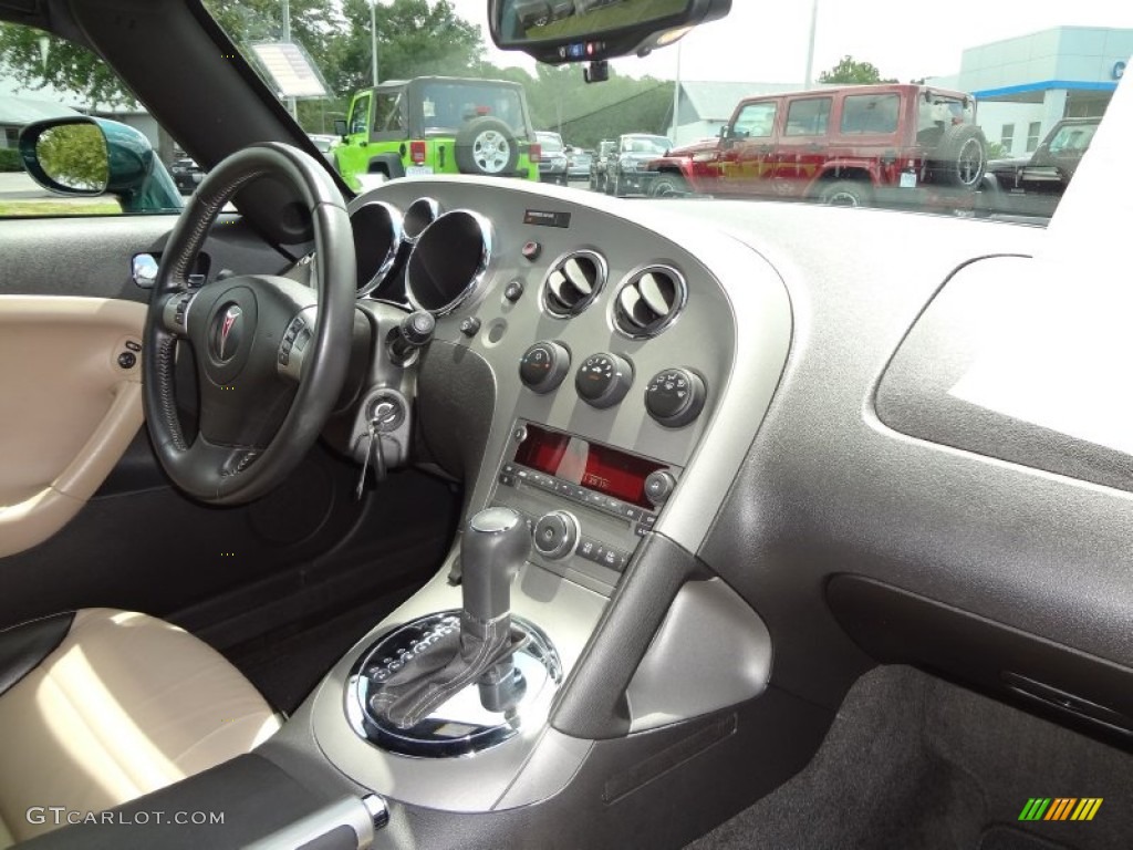 2008 Pontiac Solstice Roadster Ebony/Sand Dashboard Photo #69590010