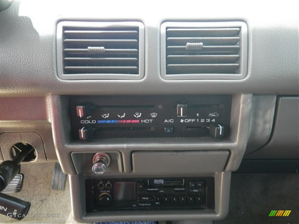 1992 Isuzu Pickup S 2.3 Controls Photo #69620631