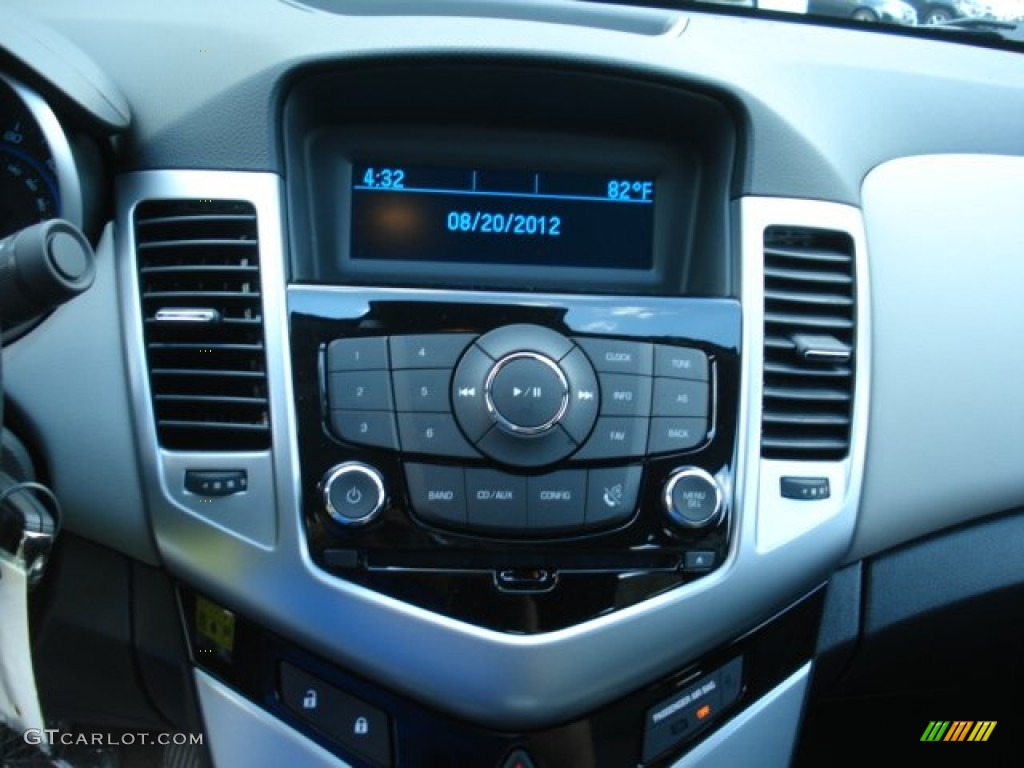 2013 Chevrolet Cruze LS Controls Photo #69623965